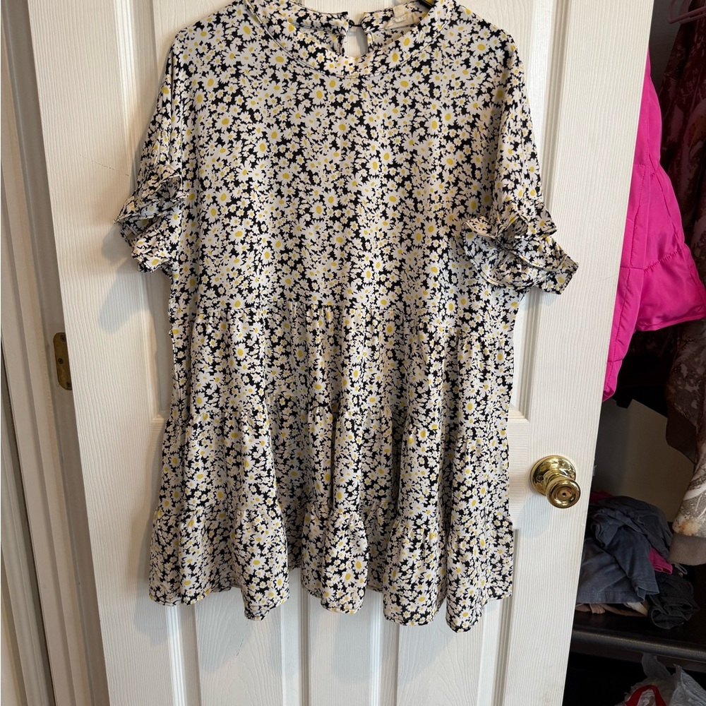 Never Worn Boutique Elegant Floral Ruffle Sleeve Blouse